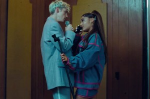 Troye Sivan y Ariana Grande en un dulce video para “Dance To This”