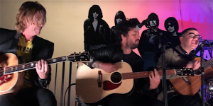 Mira el tributo acústico a Johnny Ramone de Billie Joe Armstrong & Duff McKagan