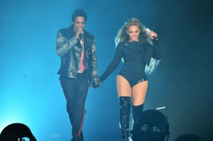 Un ‘intoxicado fan’ logró colarse al escenario en donde actuaban Beyoncé y Jay Z