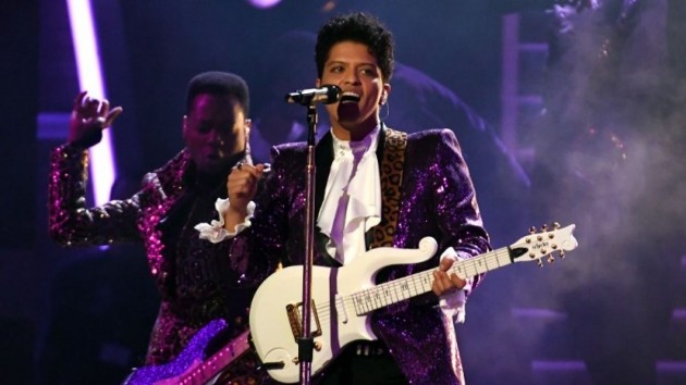 ¡Bruno Mars podría interpretar a Prince en un nuevo proyecto de Netflix!
