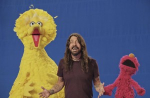 El vocalista de Foo Fighters interpretará una canción con Elmo y Big Bird (y no podemos con la emoción)