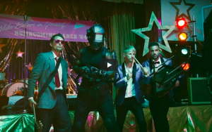Mira “Pressure”, el nuevo video de Muse donde hacen referencia a ‘Back To The Future’ ‘Gremlis’ y ‘Ghostbusters’