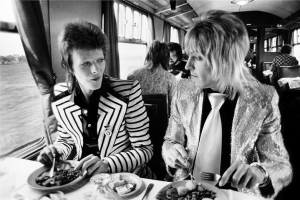Escucha “Bang Bang” la nueva versión de Iggy Pop del cover que realizó David Bowie en 1987