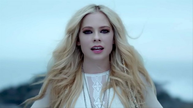 Avril Lavigne escribió “Head Above Water” al pensar que perdería la vida