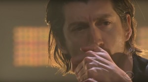 Mira a Arctic Monkeys interpretar “One Point Perspective” para el show de James Corden