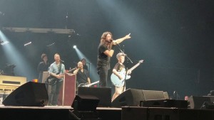 Mira a Foo Fighters ‘interpretar’ “Enter Sandman” de Metallica acompañados por un fan de 10 años