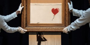 Mira el video que compartió Banksy donde muestra un ensayo de la destrucción de ‘Girl With A Balloon’