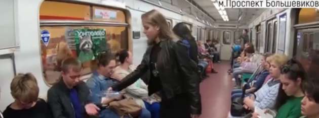 Propaganda rusa anti-feminismo: el video de una mujer “atacando” hombres en el metro es una farsa
