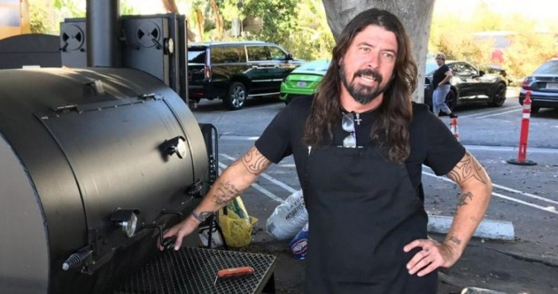 Dave Grohl cocinó un asado para bomberos de Los Ángeles que luchan contra incendios en California