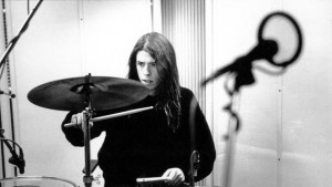 Escucha a Dave Grohl tocar la batería en una singular canción de 1985 de la banda de punk Mission Impossible