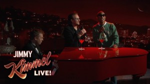 Escucha la versión en piano de “Stayin’ Alive” de Bee Gees interpretada por Bono y Pharrell Williams