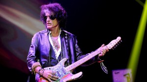 Joe Perry, guitarrista de Aerosmith, se encuentra “alerta y receptivo” tras haber sido hospitalizado de emergencia