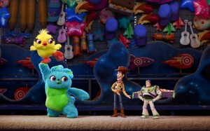Mira como un pato y un conejo de feria se burlan de Buzz Lightyear en el segundo avance de ‘Toy Story 4’
