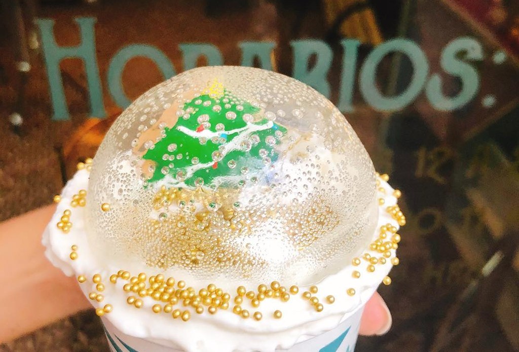 Te contamos dónde puedes conseguir este increíble helado en forma de bola de cristal navideña