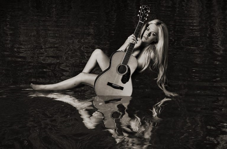 Mira a Avril Lavinge empoderarse en ‘Tell Me It’s Over’, su nuevo video