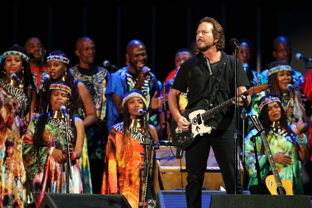 Mira el emotivo homenaje que Eddie Vedder ofreció a Chris Cornell y Nelson Mandela