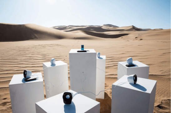 Esta instalación conceptual reproducirá “Africa” by Toto para siempre a la mitad del desierto