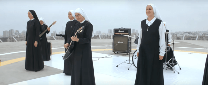 Conoce a Siervas, el grupo de rock formado por monjas que le canta al Papa