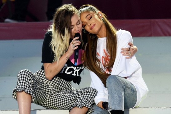 Miley Cyrus festeja el día de la mujer con un increíble video al lado de Ariana Grande