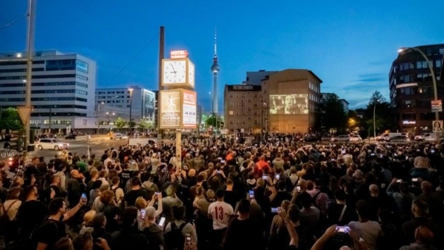 Rammstein proyecta video de “Radio” en las calles de Berlín