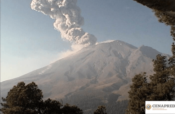 ¡Lo que faltaba! Popocatépetl expulsa ceniza en plena contingencia ambiental