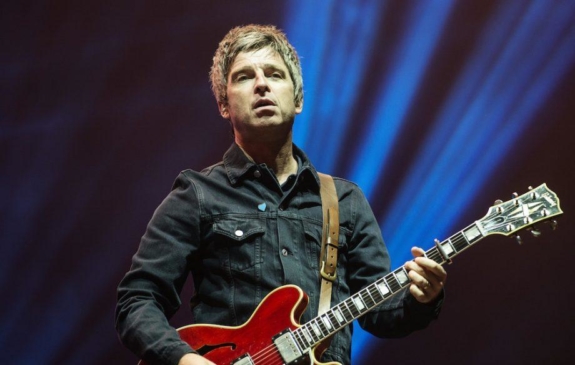 Escucha “Rattling Rose”, la nueva canción de Noel Gallagher con influencia de Slipknot