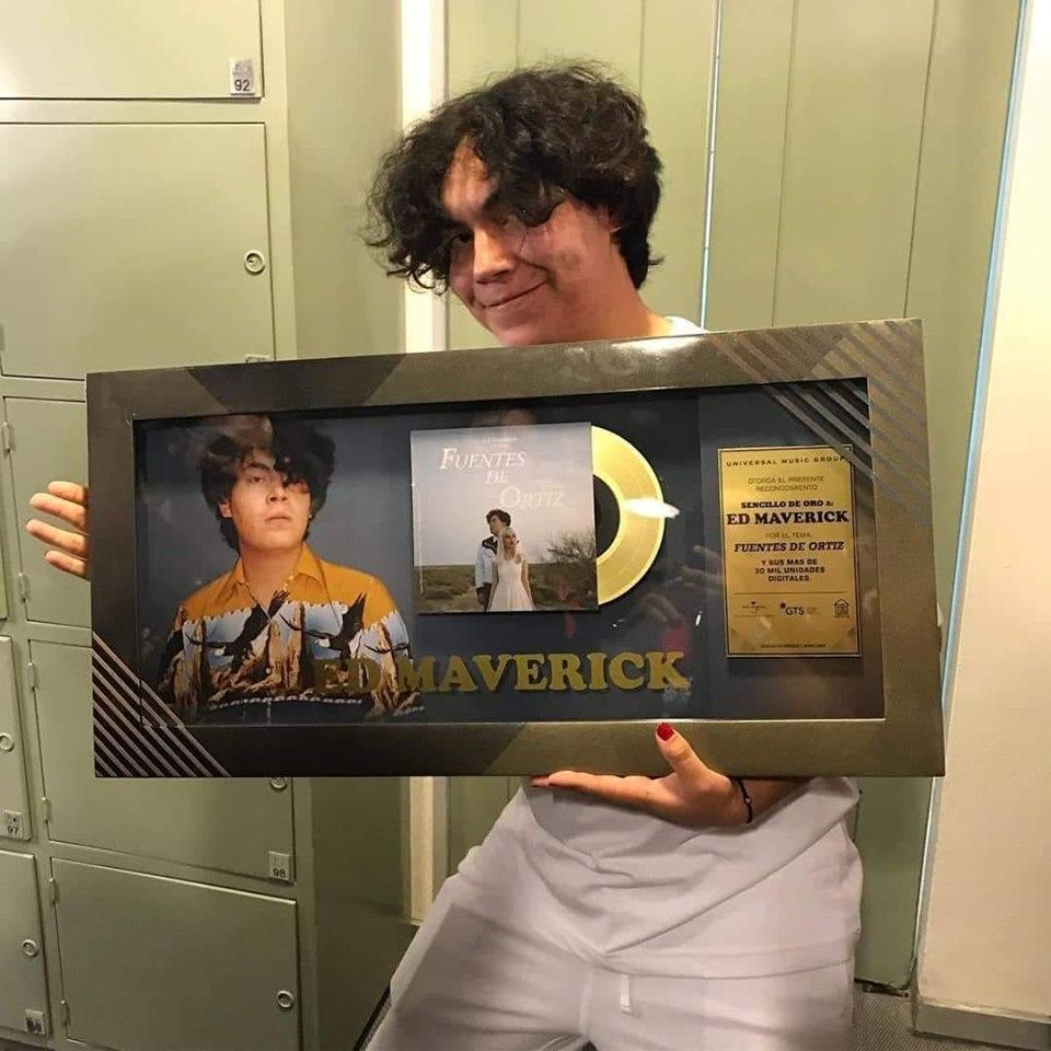 Ed Maverick recibe “Sencillo de Oro” por “Fuentes de Ortíz”