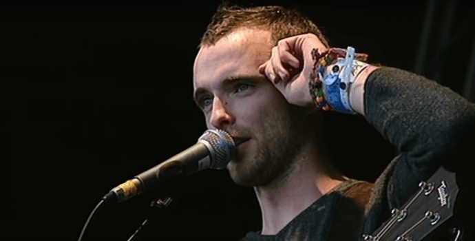 Mira a Travis interpretar “Driftwood” de ‘Live at Glastonbury 99’, su próximo álbum