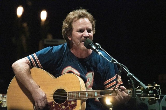 Mira el emotivo tributo que Eddie Vedder rindió a Chris Cornell