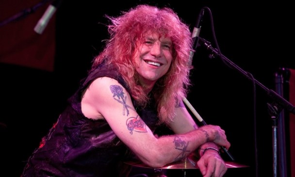 Steven Adler, ex-baterista de Guns N’ Roses, habla sobre la herida que se autoinflingió en el estómago