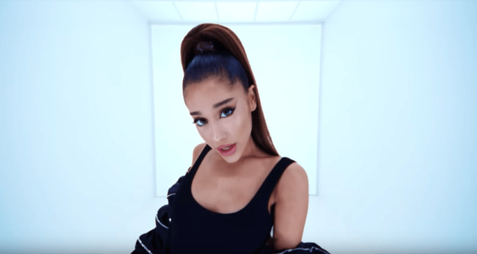 Ariana Grande te da un paseo por los corredores de su mente en “in my head”, su nuevo video