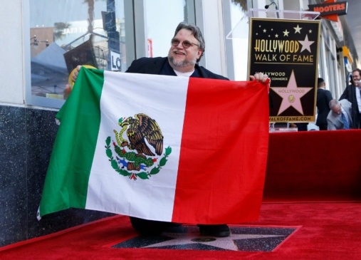 “No crean las mentiras que dicen de nosotros, crean en las historias que llevan dentro”: Del Toro devela estrella en Hollywood