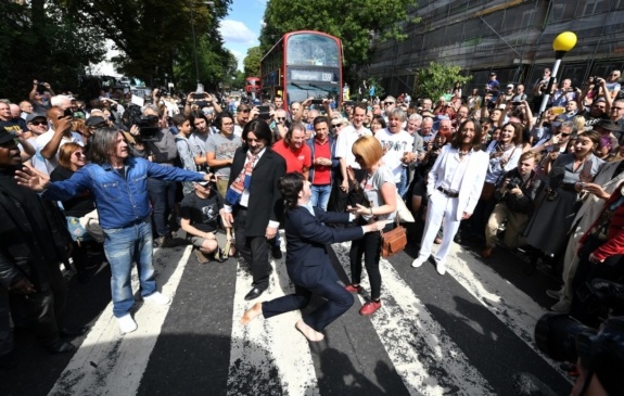 Miles de fanáticos celebran el 50 aniversario de la icónica portada de ‘Abbey Road’