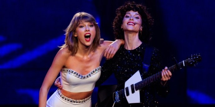 St.Vincent y Taylor Swift lanzarán un nuevo tema juntas, “Cruel Summer’