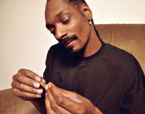 Snoop Dogg le paga casi $50,000.00 dólares al año a alguien para rolar blunts