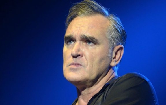 Morrissey siendo Morrissey: Está vendiendo discos de otros artistas firmados por él en $300 dólares