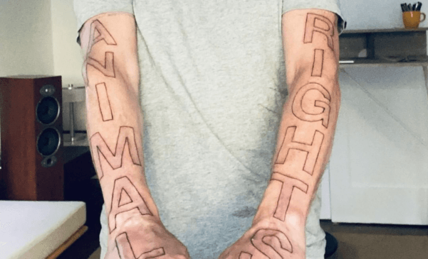 Moby se tatúa un “Animal Rights” gigante en los brazos