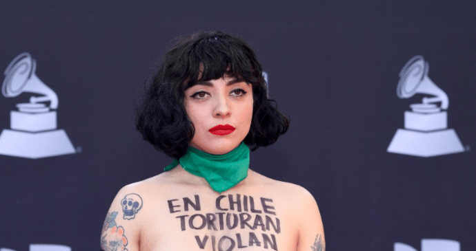 Mon Laferte con los pechos descubiertos y pañuelo pro aborto en la alfombra de los Latin Grammys 2019