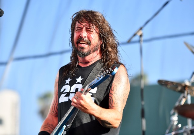 Dave Grohl asegura que Foo Fighters no es “una banda cool” y que tocan “rock para papás”