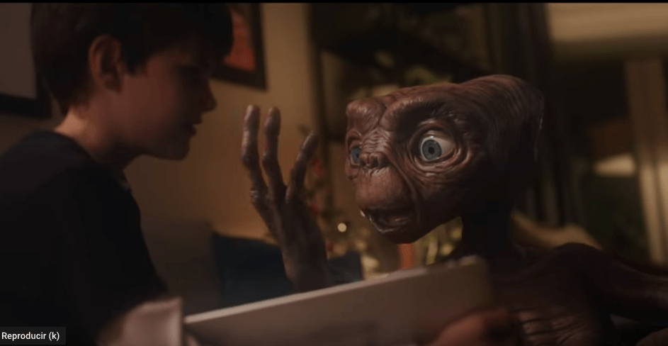 No estoy llorando, tú estas llorando, ¡E.T. y Elliott se reúnen después de 42 años!