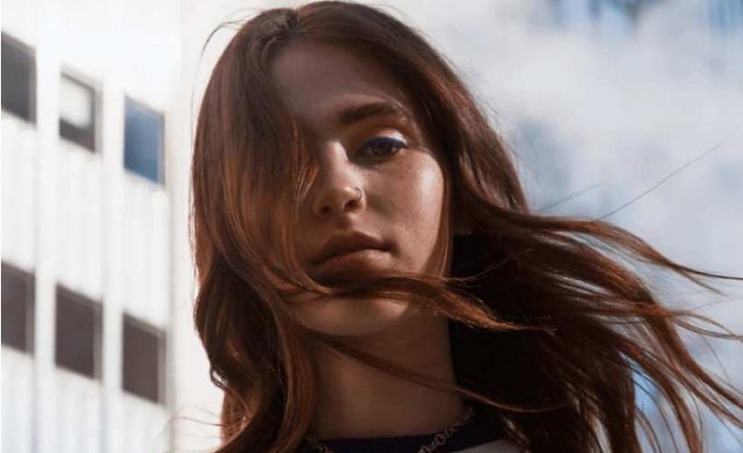 Clairo cierra el año con una colaboración para estrenar “Lara”, su nuevo sencillo