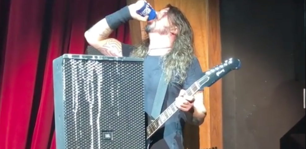 Dave Grohl se avienta una “turbo-chela” con un fan en medio de un concierto de Foo Fighters