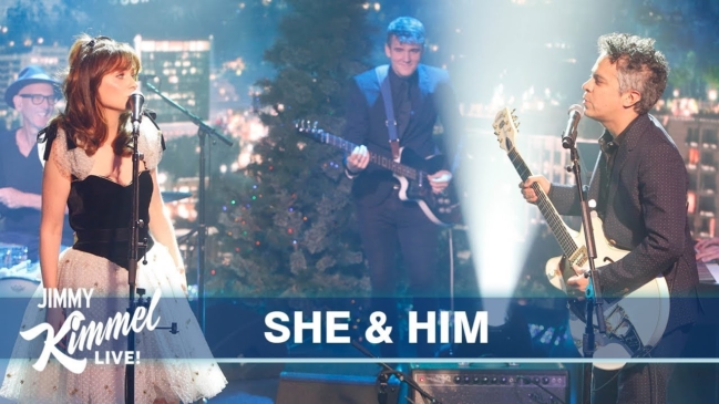 She & Him se pusieron muy navideños con su presentación en ‘Jimmy Kimmel Live’