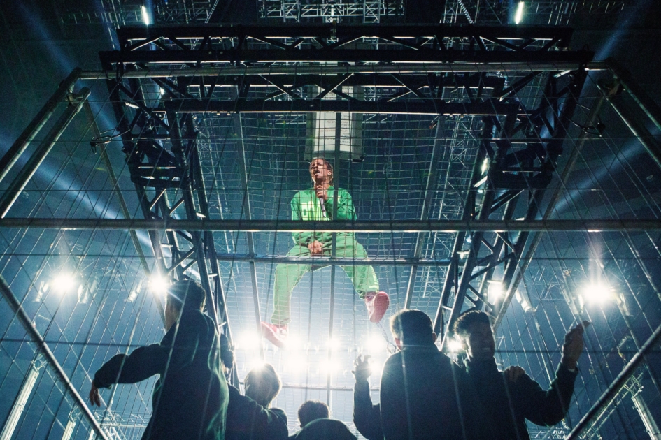 A$AP Rocky actuó dentro de una jaula durante su primer show en Suecia