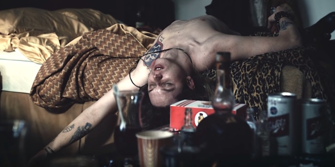 Ozzy Osbourne luchando contra sus adicciones en el nuevo video para “Under the Graveyard”