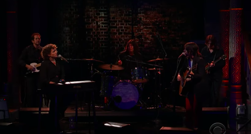 No te pierdas a Norah Jones y Sharon Van Etten cantando “Seventeen” en Colbert