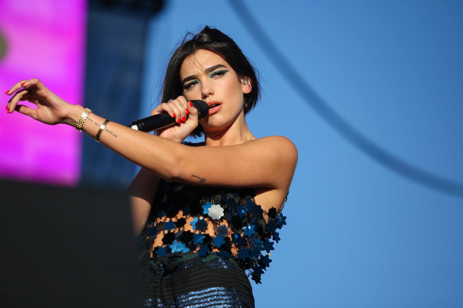 Mira a Dua Lipa tocar su nuevo sencillo “Don’t Star Now”, ¡con una banda de 19 músicos!