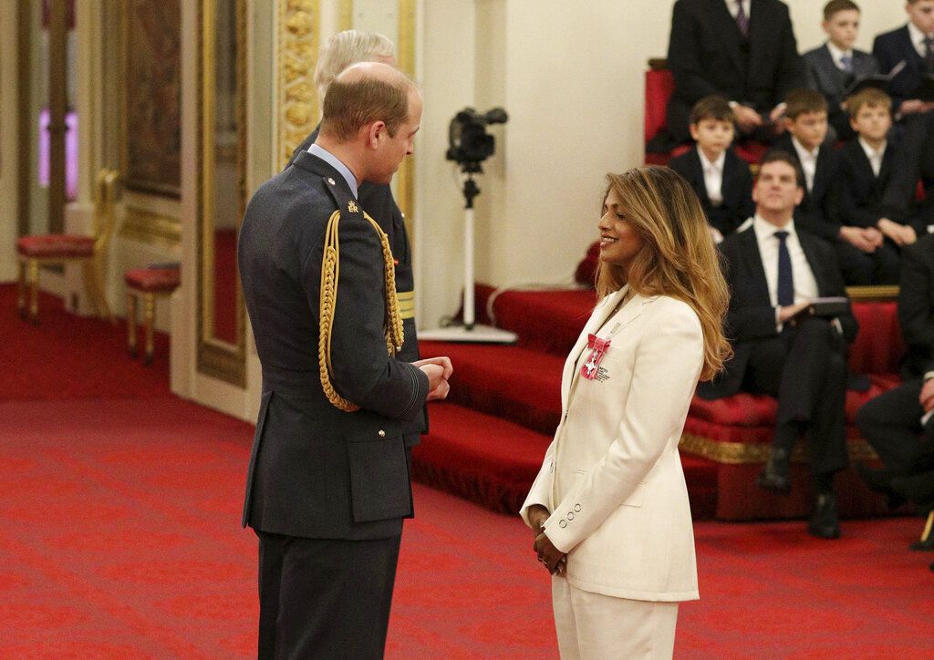 M.I.A. es condecorada como Miembro del Orden del Imperio Británico y recibe medalla hecha por su propia madre