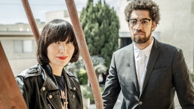 Karen O le rinde un homenaje a Lou Reed covereando “Perfect Day” junto a Danger Mouse