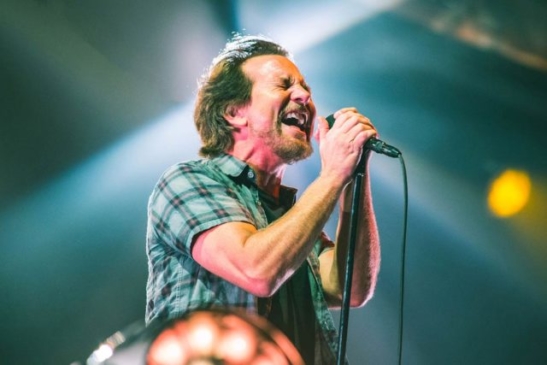 Pearl Jam estrena “Superblood Wolfmoon” y ya no tienes que apuntar tu teléfono a la Luna para escucharla